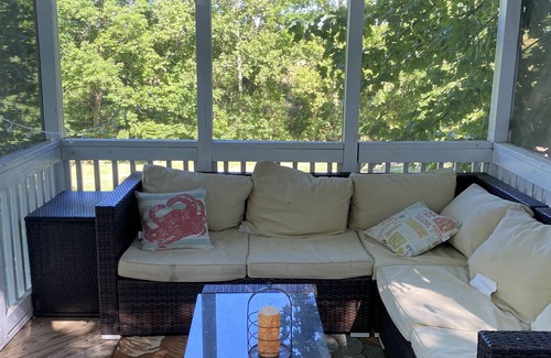 Mineral House | Lake Anna waterfront with Beach and Master Bedroom with Private Bathroom