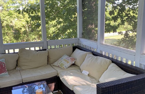 Mineral House | Lake Anna waterfront with Beach and Master Bedroom with Private Bathroom