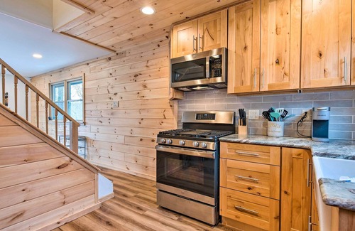 Greentown Cabin | Lake Ariel Cabin w/Community Pool & Lake Access!