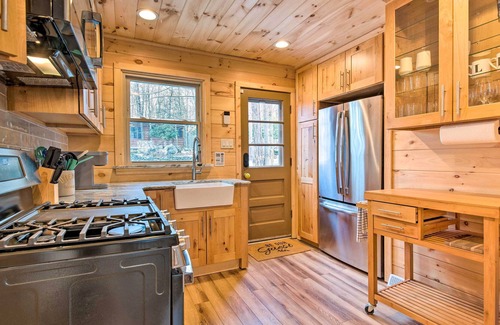 Greentown Cabin | Lake Ariel Cabin w/Community Pool & Lake Access!