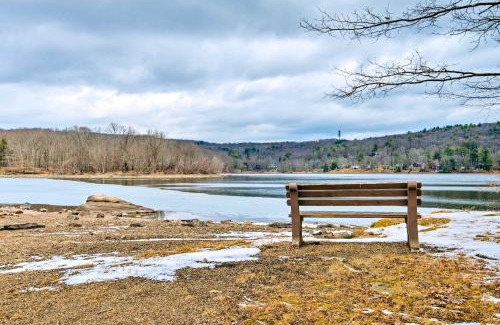 Greentown House | Lake Ariel Cabin with Community Pool and Lake Access!