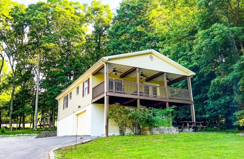Cadiz House | Lake Barkley Getaway with Boat Parking & Scenic Deck Views