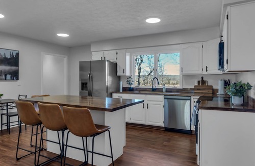 Cadiz House | Lake Barkley Retreat – Newly Renovated 5BR Getaway
