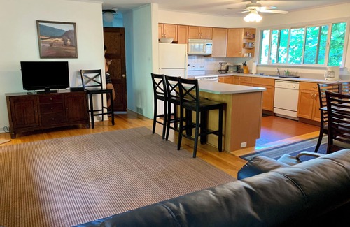 Holmes House | Lake Bliss the Perfect Getaway