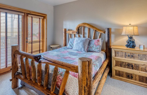 Necowa Cove Cabin | Lake Blue Ridge cabin! KAYAKS, Hot Tub, Mountain Views, Fenced yard, Paved roads
