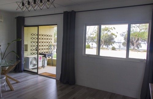 Barmera House | Lake Bonney Views - Cabin Retreat