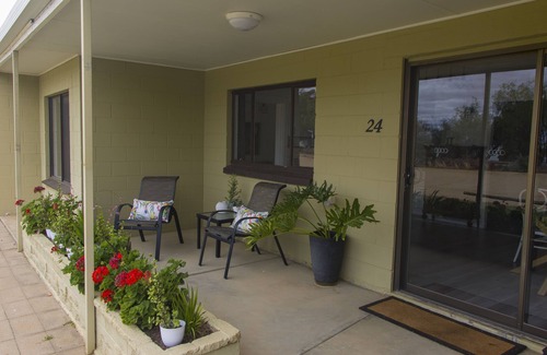 Barmera House | Lake Bonney Views - Cabin Retreat