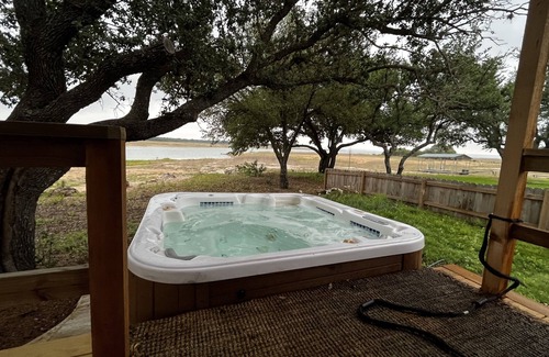 Buchanan Dam Cottage | Lake Buchanan Water Front Cabin ~ Hot Tub, Fire Pit lounge, Grill, Kayaks.