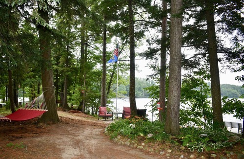Deerbrook Cabin | LAKE CABIN - TIMELESS BEAUTY Nestled 15' Feet Away from Water On 150' Peninsula
