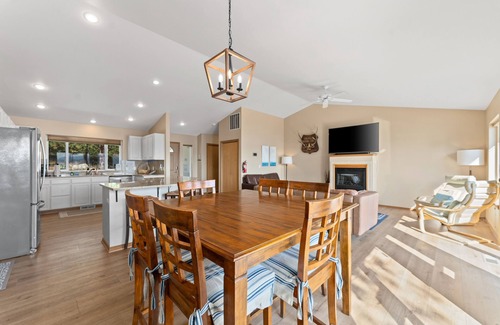 Chelan House | Lake-Chelan-view home with large deck, new hot tub, Ping-Pong & foosball table