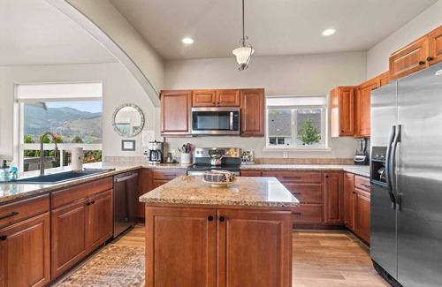 Manson House | Lake Chelan Views! Two Blocks to Manson! 3,100 SF!