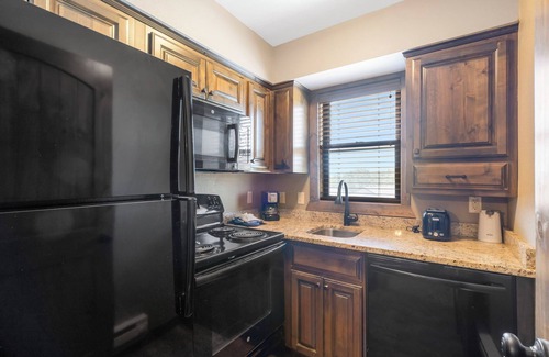 Indian Point Condo | Lake Condo 1BD + Sleeper Sofa, Resort Perks/Ticket Discounts