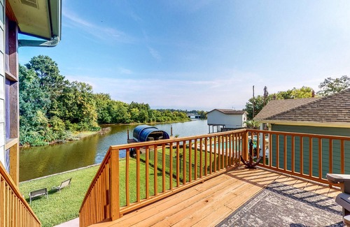 Montgomery House | Lake Conroe Waterfront Home - Boat Launch, Lake-View Screened Porch, Dogs OK