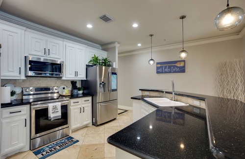 Seven Coves Condo | Lake Conroe Waterfront Home: Patio & Shared Pool!