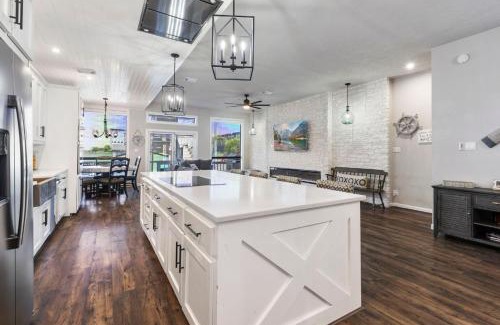 April Sound House | Lake Conroe Waterfront Paradise -Weekly Discounts!