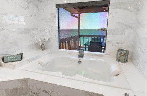 April Sound House | Lake Conroe Waterfront Paradise -Weekly Discounts!
