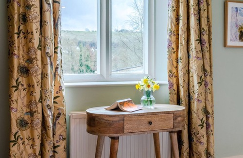 Stroud Cottage | Lake Cottage - Lake view near Nailsworth