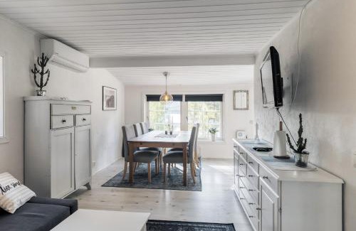 Asenhoga Cabin | Lake cottage near Isaberg