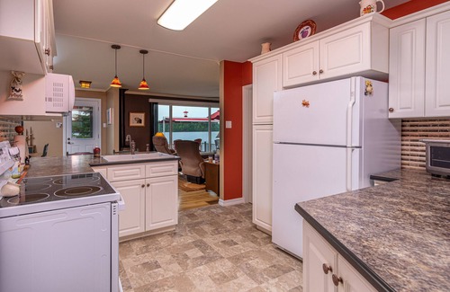Central Frontenac House | Lake Cottage of your Dreams!