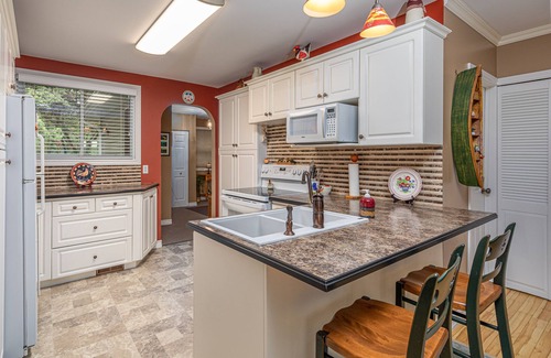 Central Frontenac House | Lake Cottage of your Dreams!