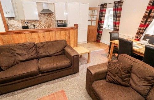 Llys Y Fran Cottage | LAKE COTTAGE, pet friendly, character holiday cottage in Maenclochog