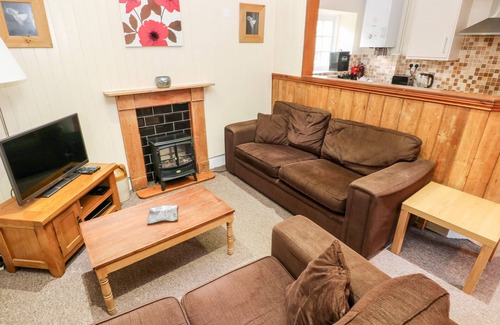 Llys Y Fran Cottage | LAKE COTTAGE, pet friendly, character holiday cottage in Maenclochog