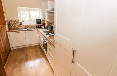 Llys Y Fran Cottage | LAKE COTTAGE, pet friendly, character holiday cottage in Maenclochog