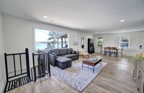 Alpine Bay Cottage | Lake Cottage - Sleeps 10 - Clean and Modern - Great Views