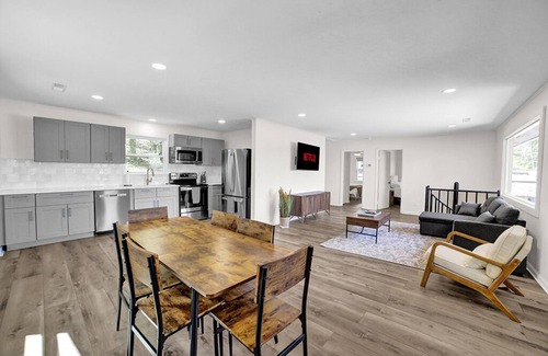 Alpine Bay Cottage | Lake Cottage - Sleeps 10 - Clean and Modern - Great Views