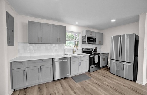 Alpine Bay Cottage | Lake Cottage - Sleeps 10 - Clean and Modern - Great Views
