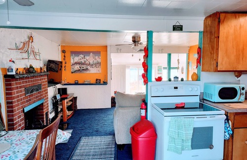 Harrison Cottage | LAKE COTTAGE! Wifi, tiki bar, nBeach, firepit, kayaks, PET
