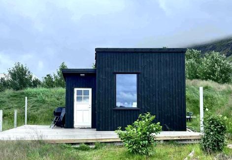 Hvalfjarðarsveit Apartment | Lake cottage with beautiful view