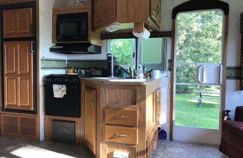 Albion House | Lake Country Getaway minutes from Lake Ontario