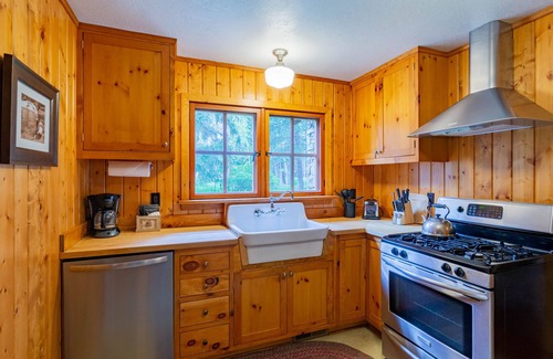 Camp Sherman Cabin | Lake Creek Lodge