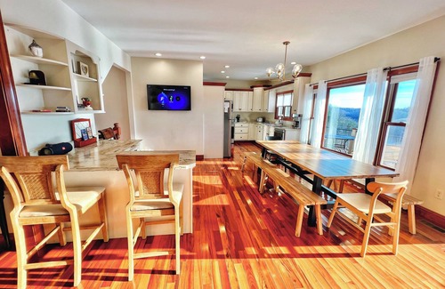 Jamestown House | LAKE CUMBERLAND: AMAZING lake views year-round. Minutes to JAMESTOWN Marina, KY.