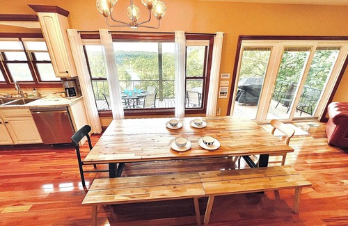 Jamestown House | LAKE CUMBERLAND: AMAZING lake views year-round. Minutes to JAMESTOWN Marina, KY.