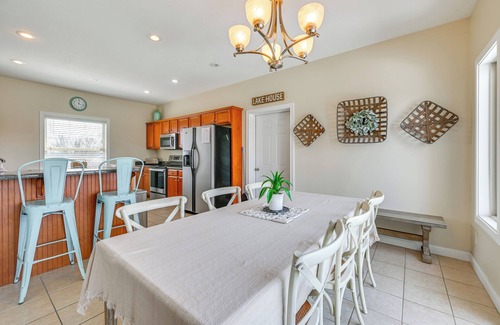 Bronston House | Lake Cumberland Home w/Hot Tub & Game Room