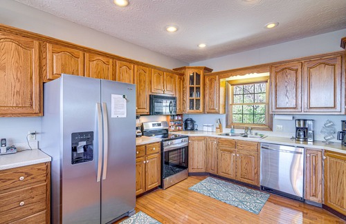 Sloans Valley House | Lake Cumberland Home w/Hot Tub & Water Views