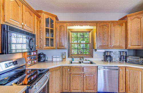 Sloans Valley House | Lake Cumberland Home w/Hot Tub & Water Views