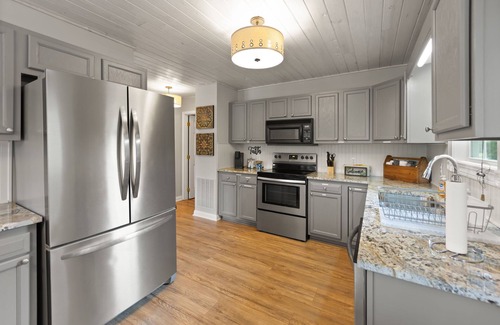 Sloans Valley Cabin | LAKE CUMBERLAND LUXURY~ LAKE VIEWS, HOT TUB, GOLF PAD, AND MORE. SLEEPS 12+