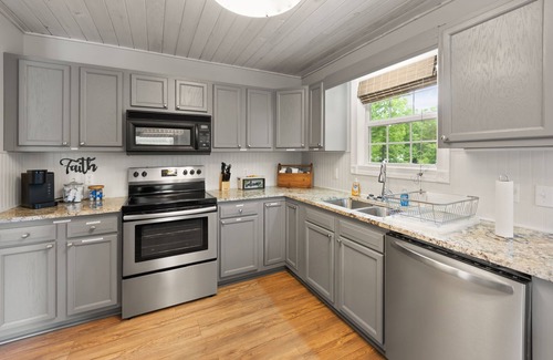 Sloans Valley Cabin | LAKE CUMBERLAND LUXURY~ LAKE VIEWS, HOT TUB, GOLF PAD, AND MORE. SLEEPS 12+