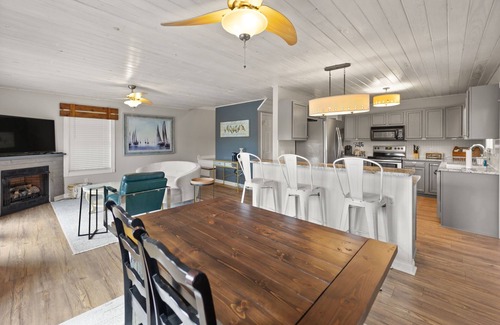 Sloans Valley Cabin | LAKE CUMBERLAND LUXURY~ LAKE VIEWS, HOT TUB, GOLF PAD, AND MORE. SLEEPS 12+
