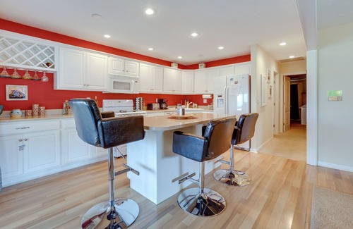 Bronston Condo | Lake Cumberland Resort Condo w/Direct Lake Access