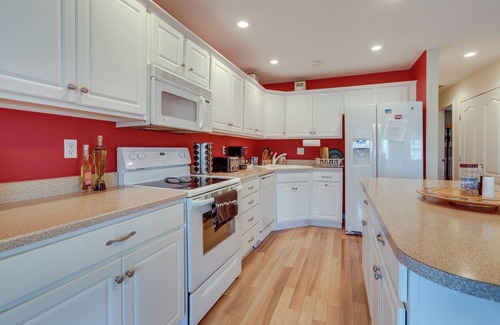 Bronston Condo | Lake Cumberland Resort Condo w/Direct Lake Access