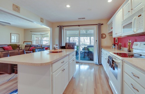 Bronston Condo | Lake Cumberland Resort Condo w/Direct Lake Access