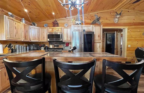 Russell Springs Cabin | Lake Cumberland Cabin Getaway! Quick Local Lake Access!