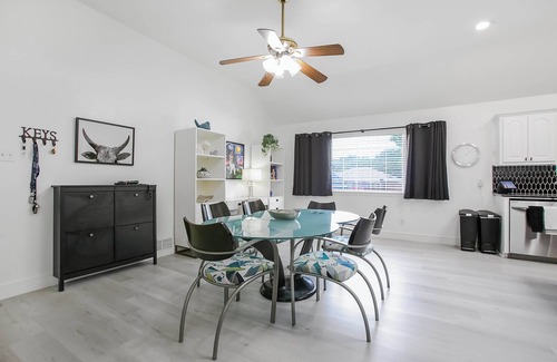 Lake Dallas House | Lake Dallas Oasis, Beautiful Modern Home with Pool