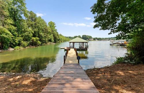 Lake Norman of Catawba House | Lake Days by AvantStay Hot Tub Firepit Game Room Private Dock Access