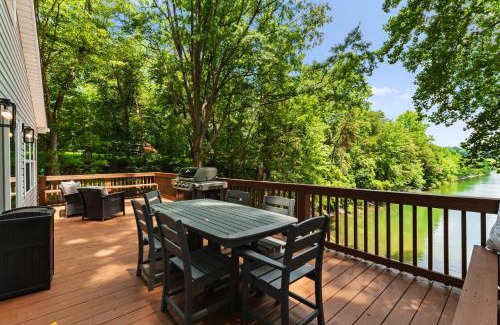 Lake Norman of Catawba House | Lake Days by AvantStay Hot Tub Firepit Game Room Private Dock Access