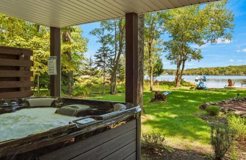 Pocono Summit House | Lake Daze by AvantStay Lakefront w Modern Interior Enclosed Porch Hot Tub